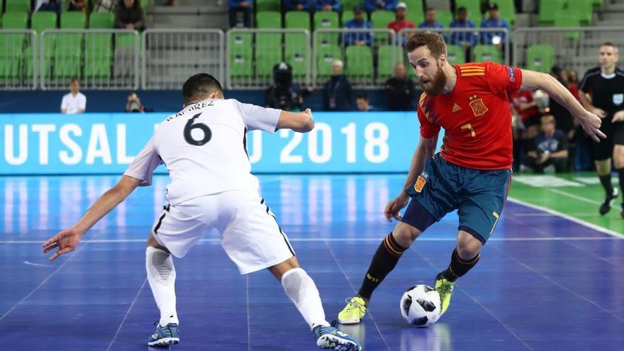 Pola, con la pelota, durante un partido con la selección. // RFGF