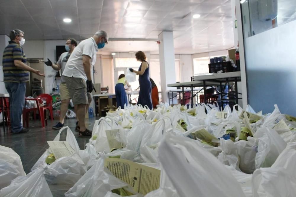 Reparto de lotes para elaborar ensaladilla rusa en Alaquàs.