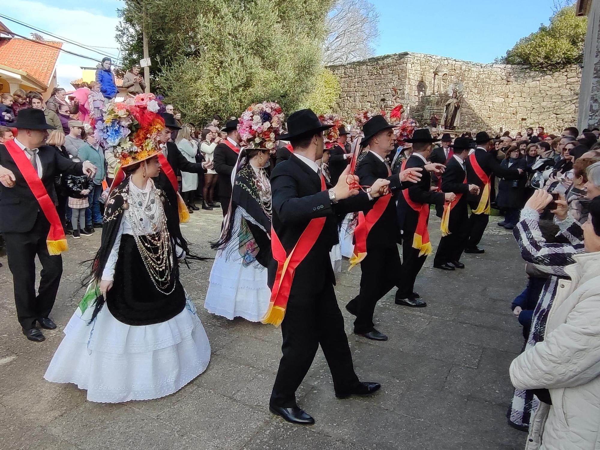 La Danza de las Flores conquista Aldán