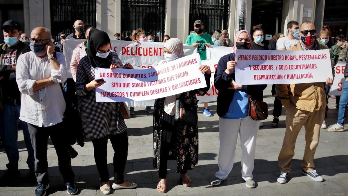 Las familias afectadas por el derribo de su casa en octubre de 2019 se manifiestan ante el Ayuntamiento de Badalona.