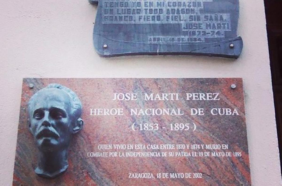 La placa conmemorativa que se instaló en 2002 en la calle Manifestación, donde residió José Martí.