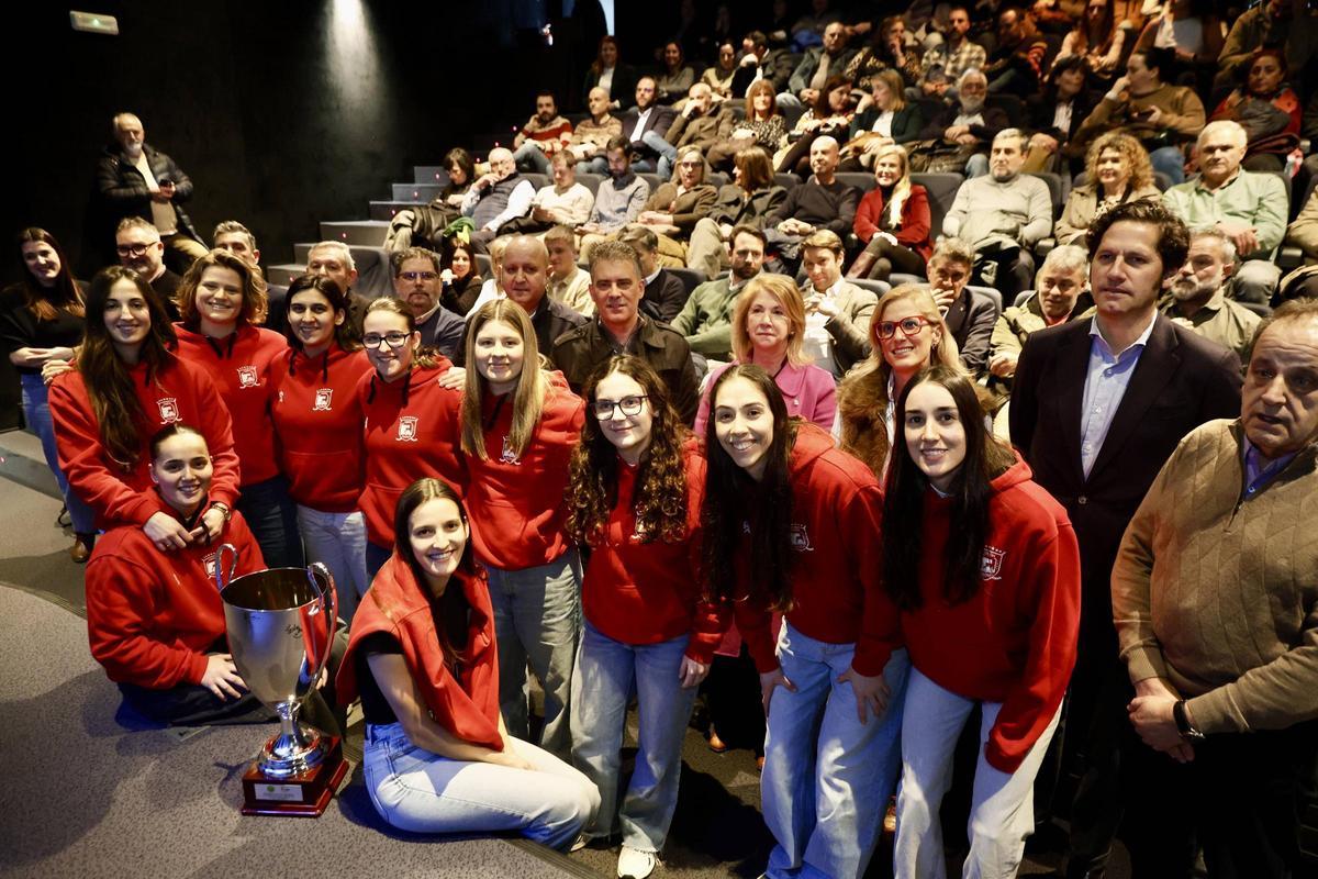 ACUARIO. Acto de reconocimiento a todos los colaboradores del Telecable Hockey Club.
