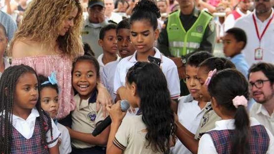 Shakira con algunos de los niños del colegio.
