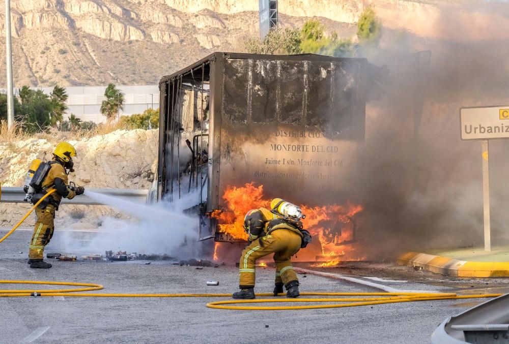 Arde un camión en Monforte del Cid