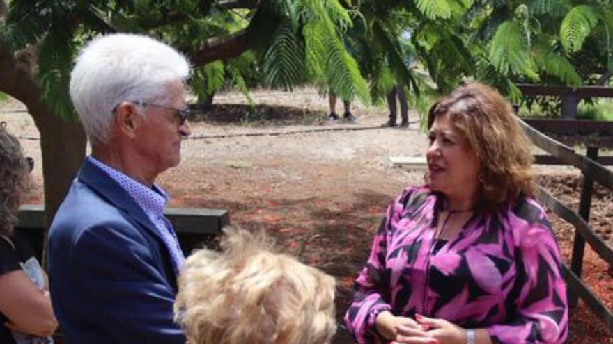 La alcaldesa se interesa por la labor de Proyecto Hombre en el Puerto de la Madera