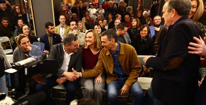 Pedro Sánchez junto a Pilar Alegría en el mitin central del PSOE en Teruel.