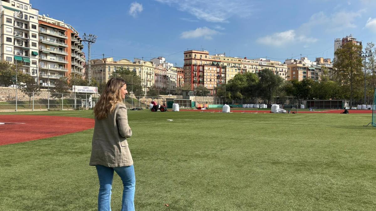 Rocío Gil observa la renovación del césped artificial en el campo de béisbol situado en el Tramo VI del Jardín del Turia.