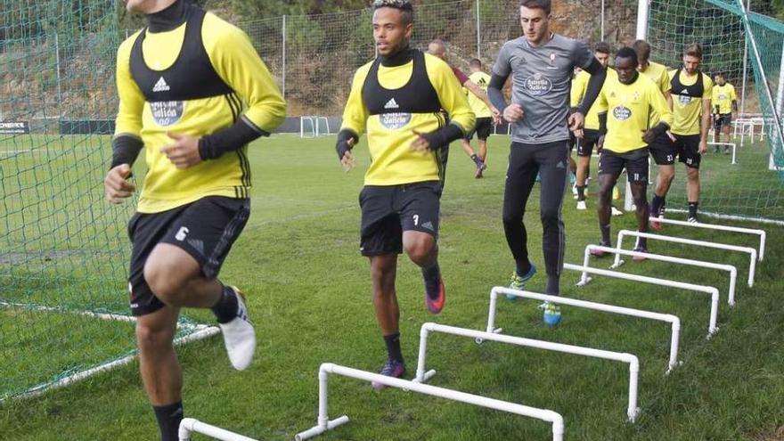 Los jugadores del Celta, durante un ejercicio en A Madroa. // José Lores