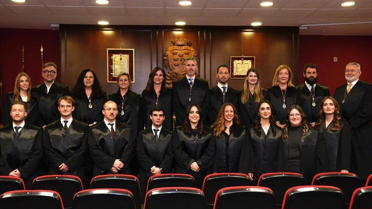 Los nuevos abogados junto a los miembros del Colegio.