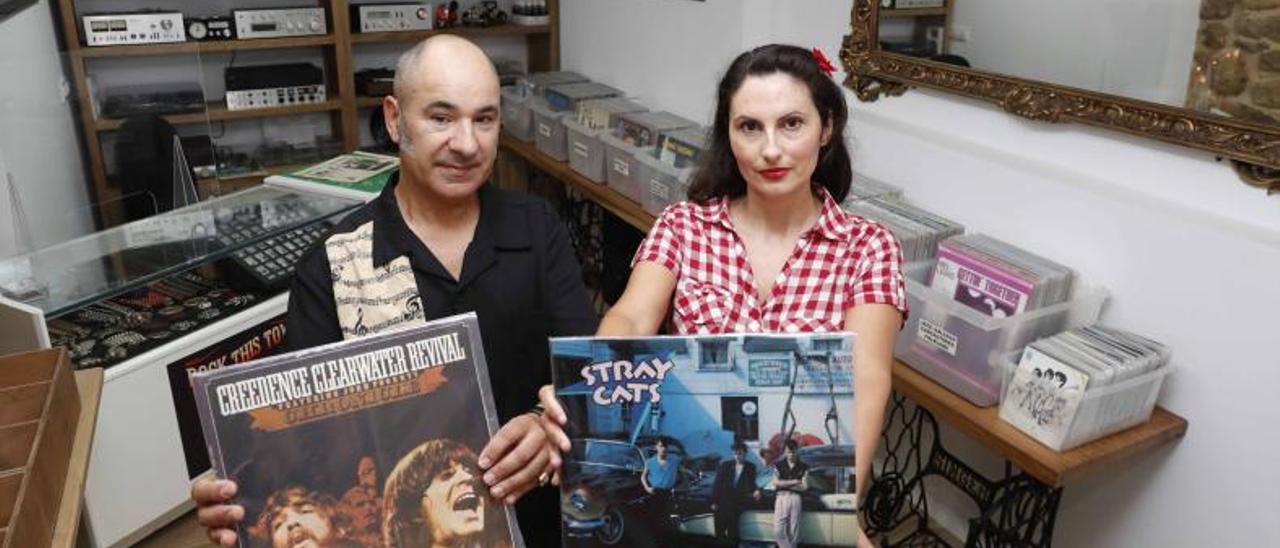 Jesús Rodríguez y María Arantzazu, en Rock this town, la tienda de vinilos que acaban de inaugurar en Tui.