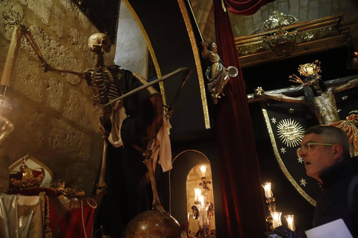 Devoción, besapiés y besamanos en el primer viernes de marzo en Córdoba, que ya huele a Semana Santa