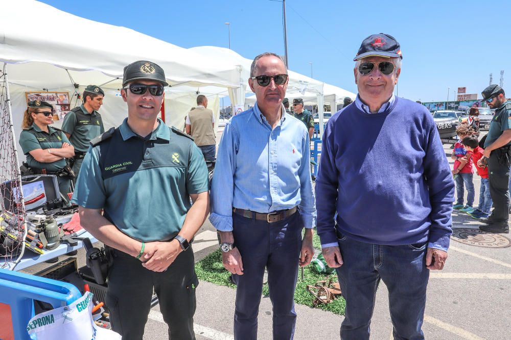 La Compañía de Torrevieja exhibe unidades y medios en el aparcamiento de municipal junto al centro comercial en La Zenia de Orihuela Costa en la primera iniciativa de estas características en el lito