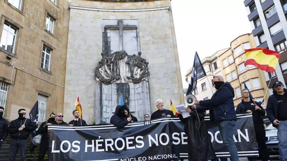 VÍDEO: Concentración en defensa del monumento a los héroes de Simancas en Gijón, convocada por Núcleo Nacional