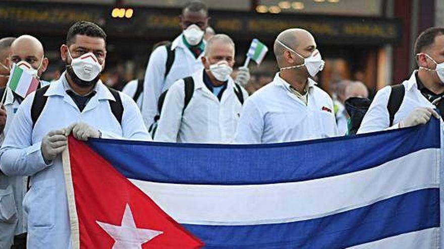 Un grup de metges cubans, a la seva arribada a Itàlia per ajudar en la lluita contra el Covid-19.