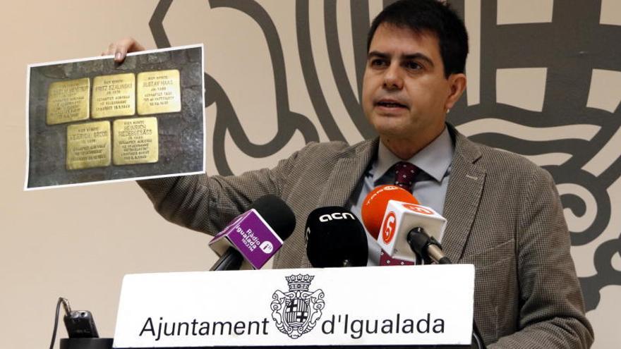 L&#039;alcalde Marc Castells durant la presentació de la iniciativa Stolpersteine.