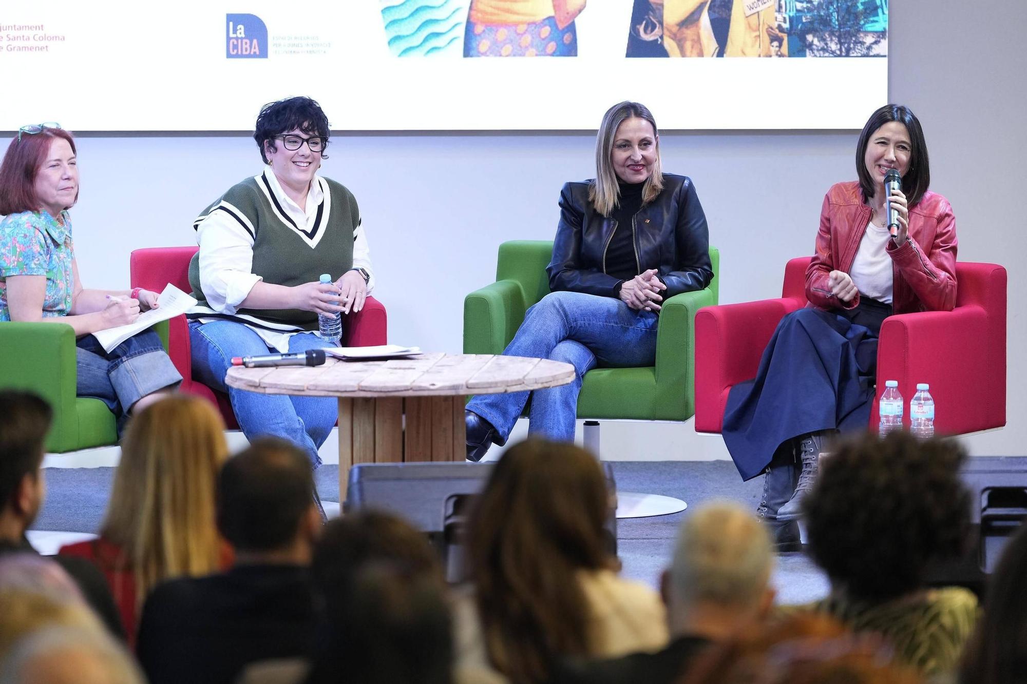 De derecha a izquierda, las 'conselleres' Parlon y Menor, la alcadesa González y la moderadora Carmen Domingo.