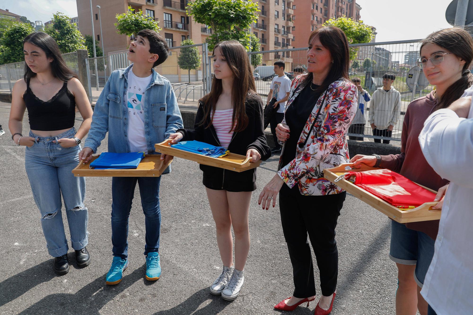 EN IMAGENES: Así fue el izado de bandera en el IES Número 5 de Avilés