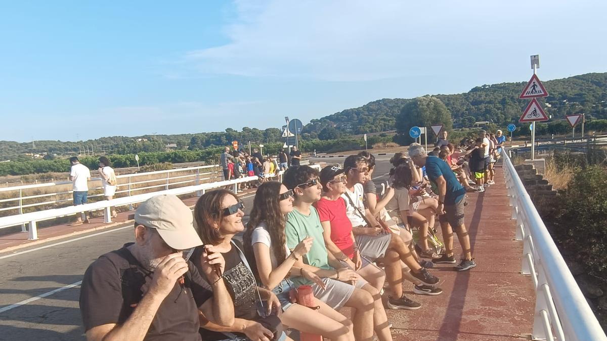 Vecinos de Gilet en el puente de Petrés viendo el eclipse