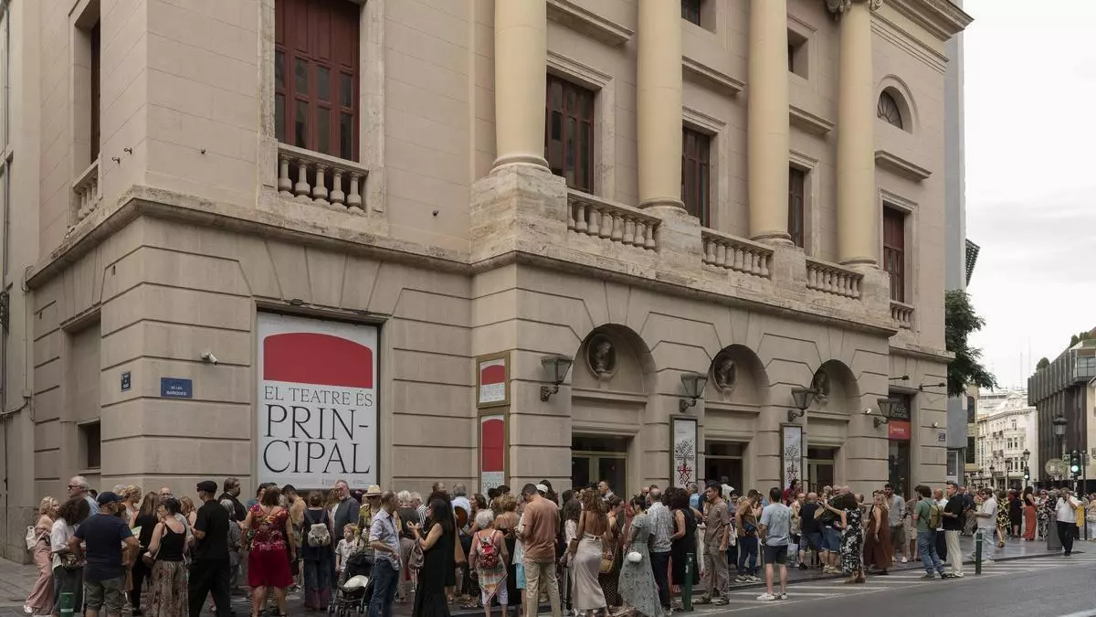 Las Artes Escénicas piden a Pérez Llorca una reunión "urgente" para abordar las consecuencias del cierre del Teatro Principal