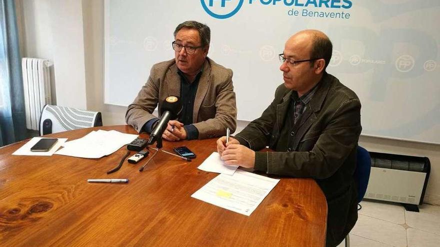 Los populares Manuel Vega (izquierda) y José Manuel Salvador (derecha) en la sede del PP de Benavente.