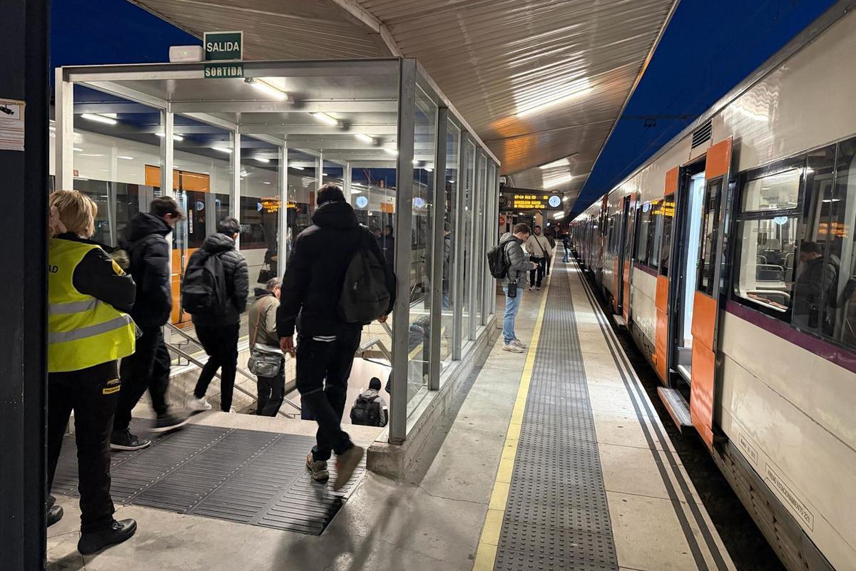 Les imatges de l'estació de Girona aquest dilluns al matí