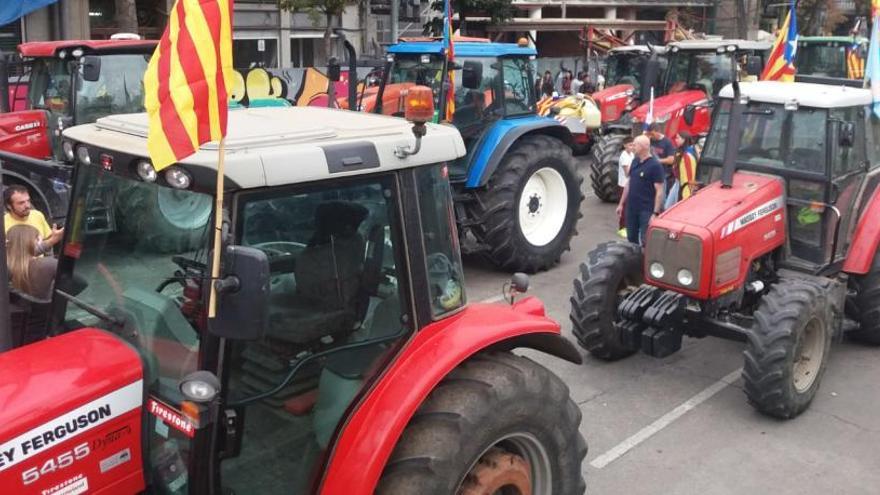 La Gran Via Jaume I, plena de tractors i manifestants.