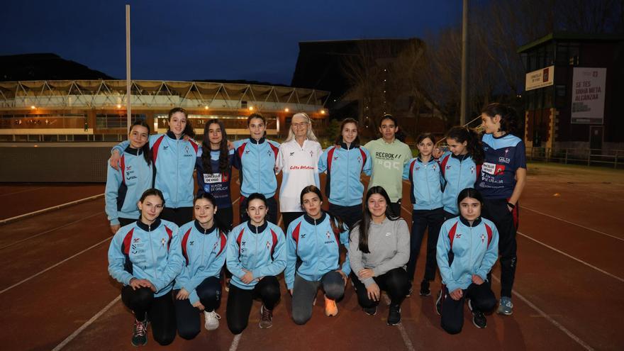 Loly García junto a las Célticas en las pistas de Balaídos.