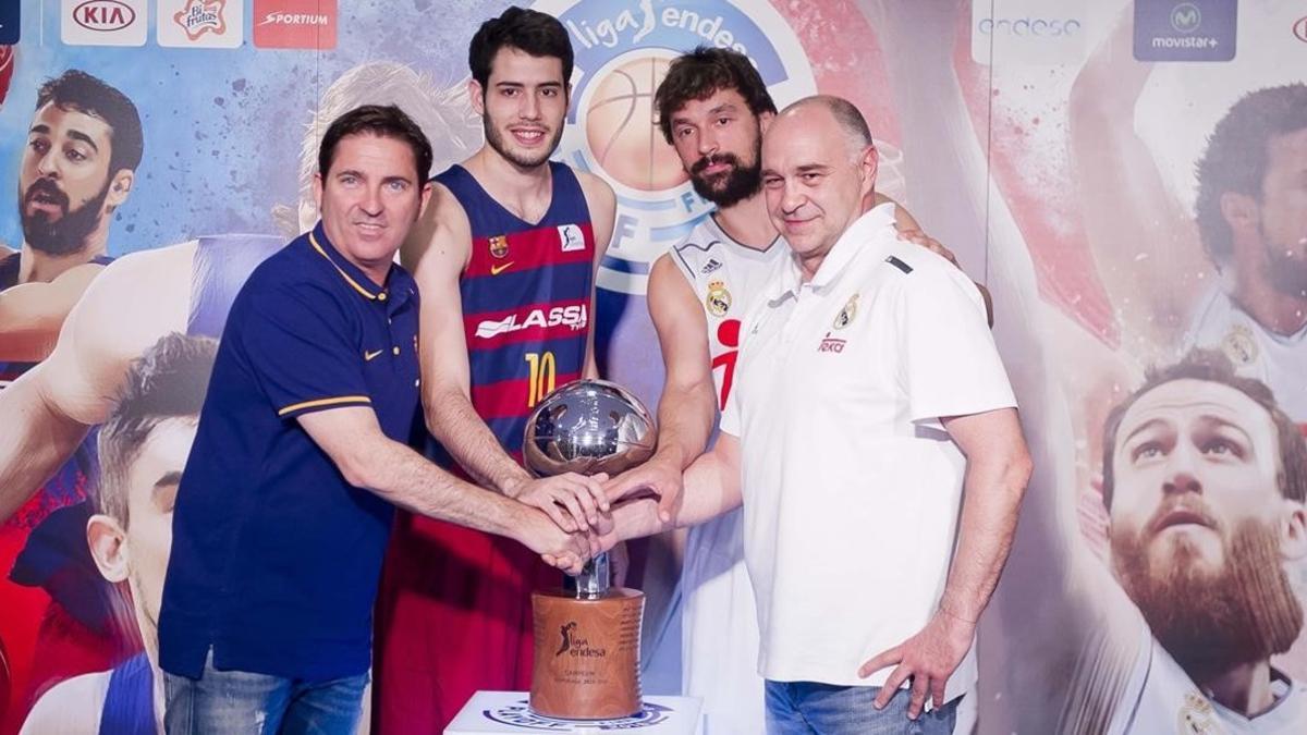 Pascual, Abrines, Llull y Laso posan para las cámaras con el trofeo de Liga en la zona de vestuarios del Palau