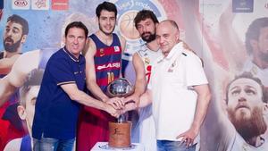 Pascual, Abrines, Llull y Laso posan para las cámaras con el trofeo de Liga en la zona de vestuarios del Palau