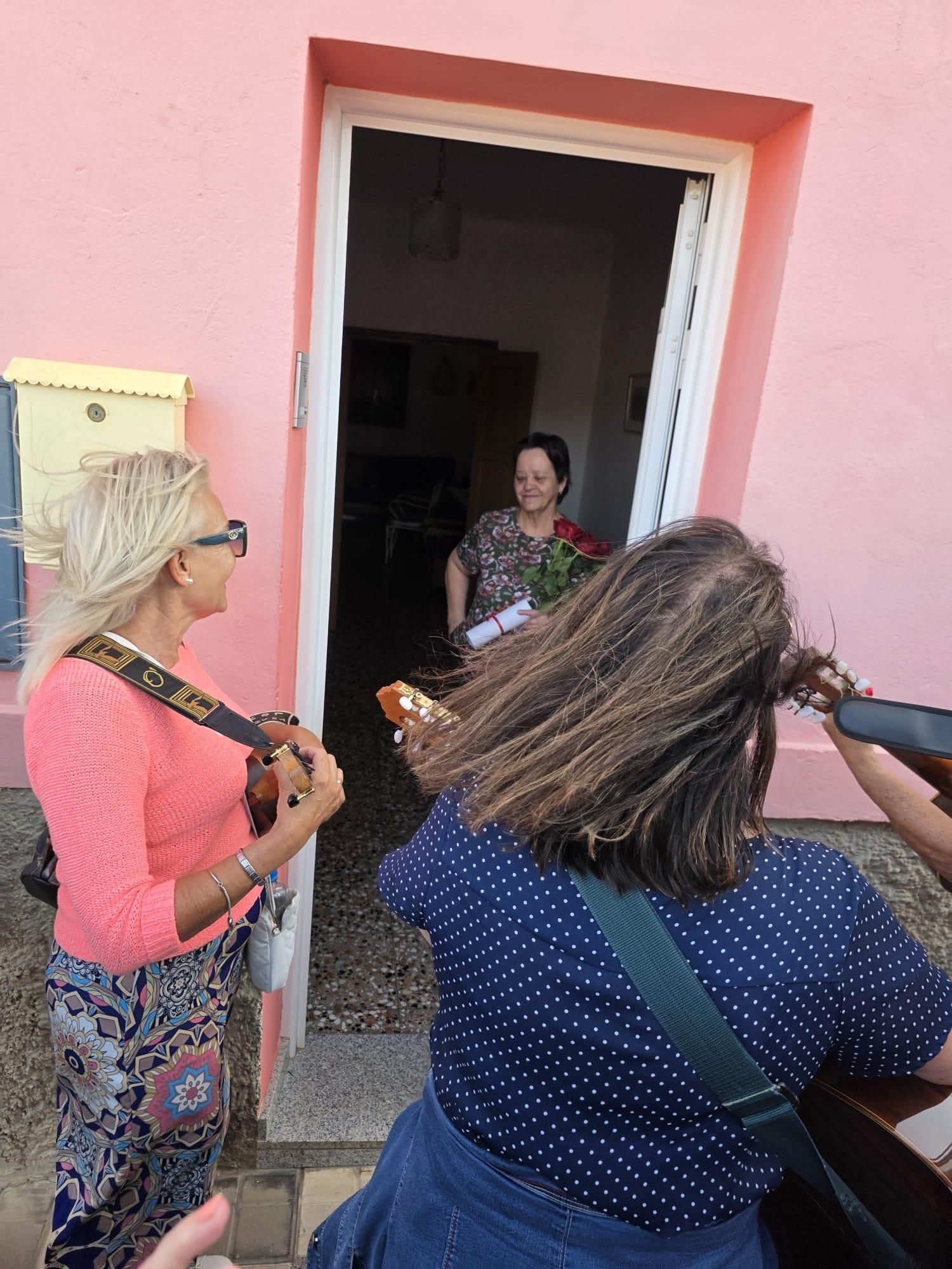 El carnicero más solidario  lleva alegría a mayores y enfermos