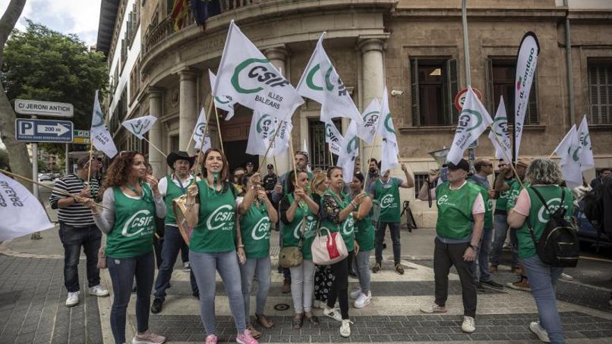 La protesta se celebró frente a las puertas del juzgado de Vía Alemania. | B.RAMON