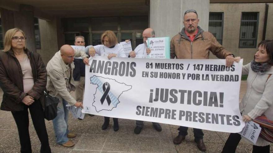 Víctimas del Alvia, ayer, concentradas ante los juzgados de Santiago.