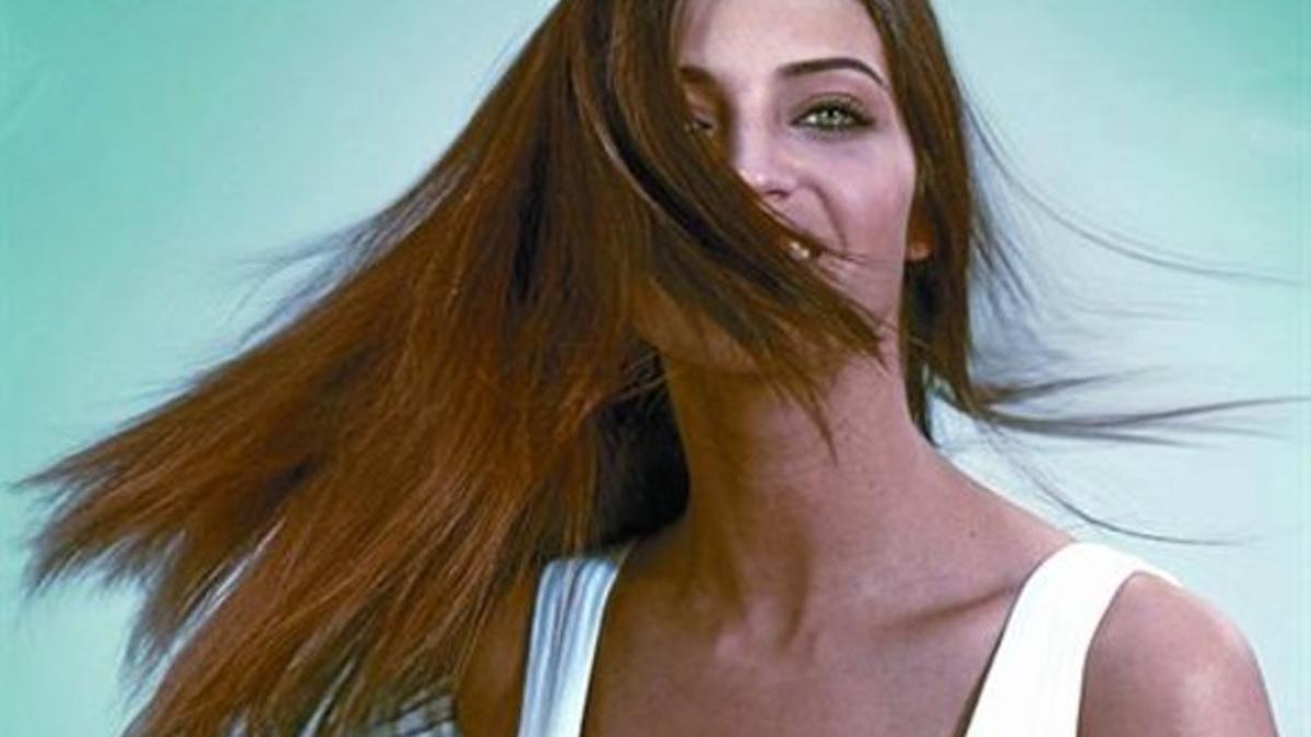 Carbonero posa como imagen de Pantene Style y luce una melena ondulada con volumen.