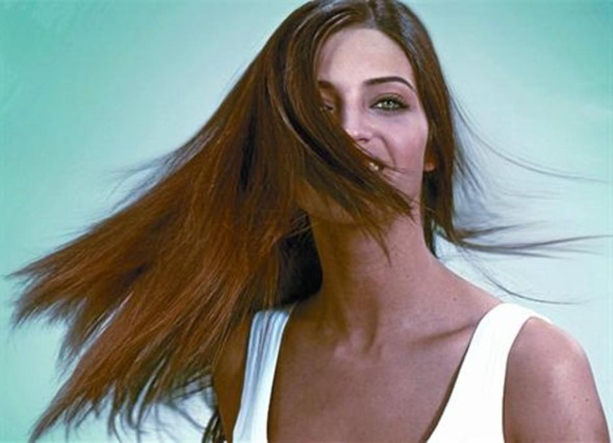 Carbonero posa com a imatge de Pantene Style i llueix una melena ondulada amb volum. Carbonero posa com a imatge de Pantene Style i llueix una melena ondulada amb volum.