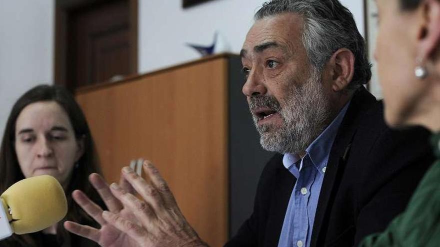 Belén Louzao, José Antonio Dono y Monserrat Maceiras, ayer, en la sede local del PSOE.