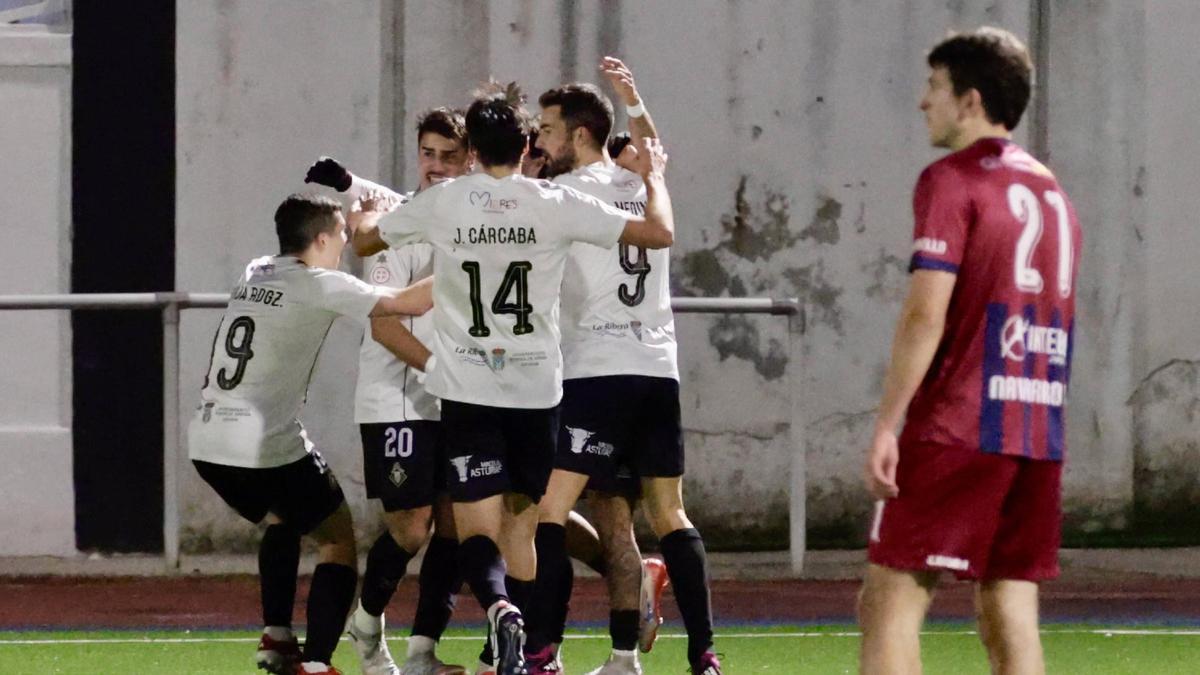 El Caudal celebra uno de los tantos ante el Navarro, ayer, en el Hermanos Antuña