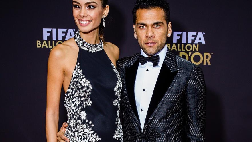 Dani Alves y Joana Sanz, pillados de la mano por Barcelona