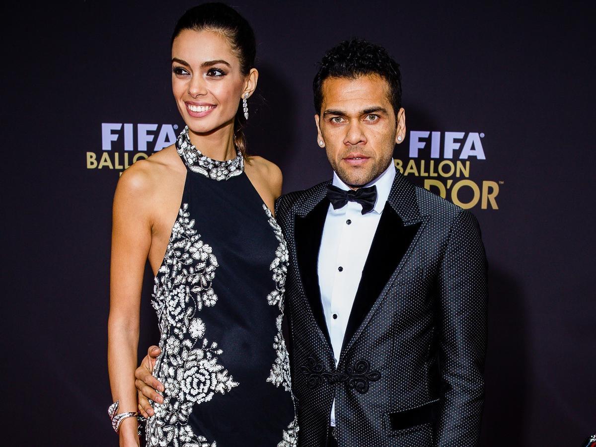 El exjugador brasileño Dani Alves y su mujer, Joana Sanz.