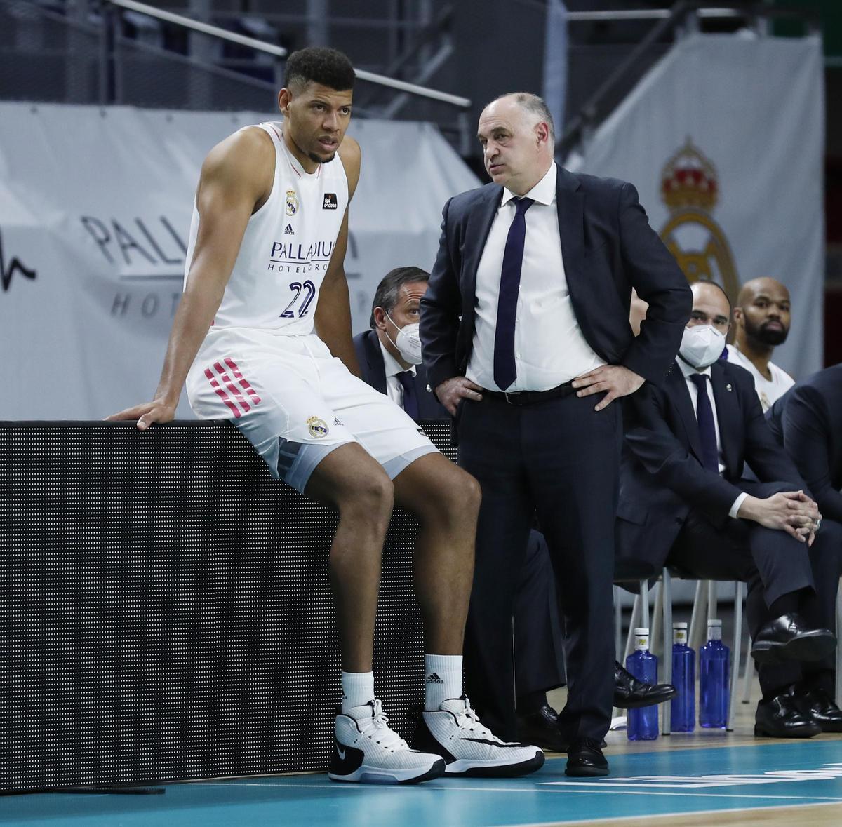 Pablo Laso, junto a Edy Tavares.