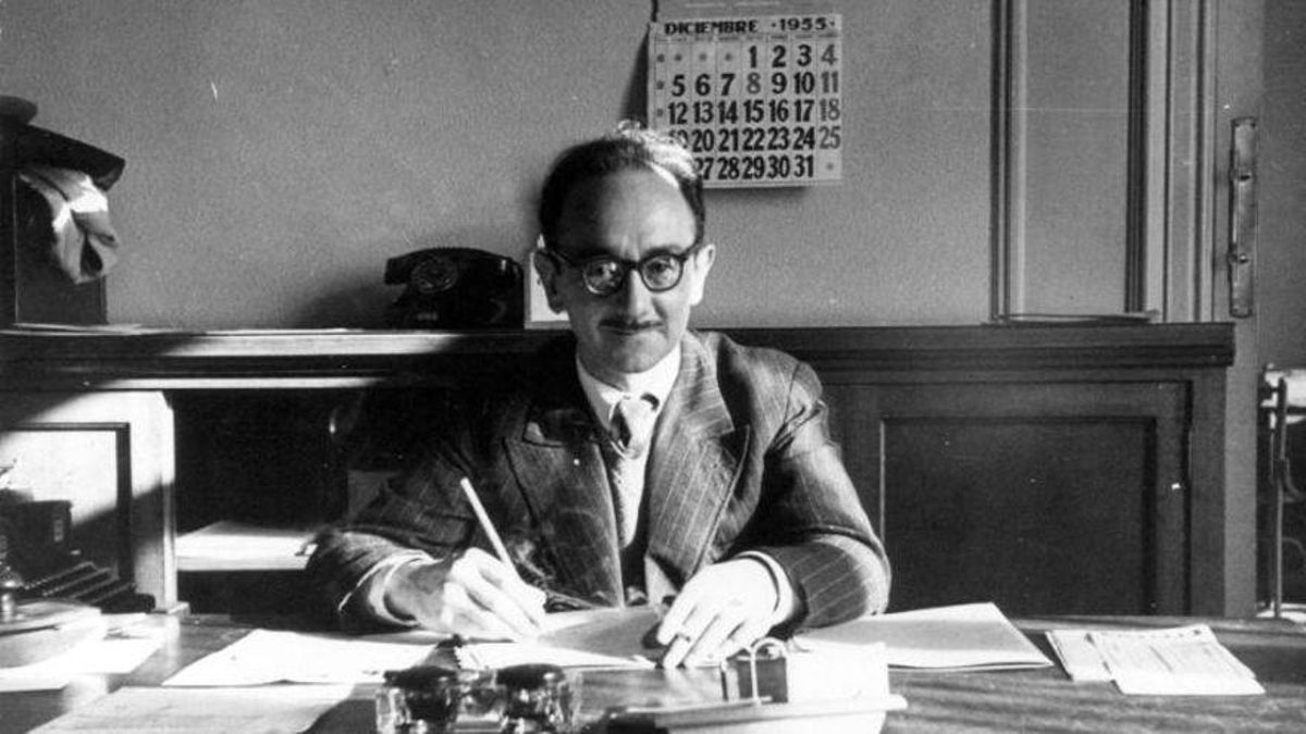Joaquim Amat-Piniella, escriptor manresa en una fotografia de l'any 1955 al despatx de l'empresa on treballava