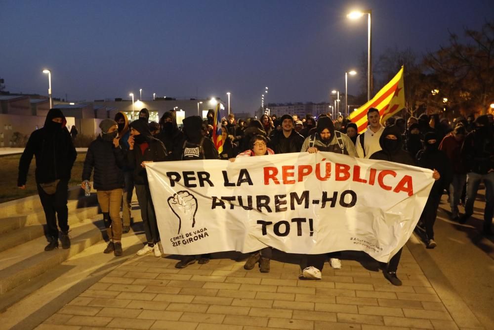 Els manifestants marxant de l'estació del TAV de Girona