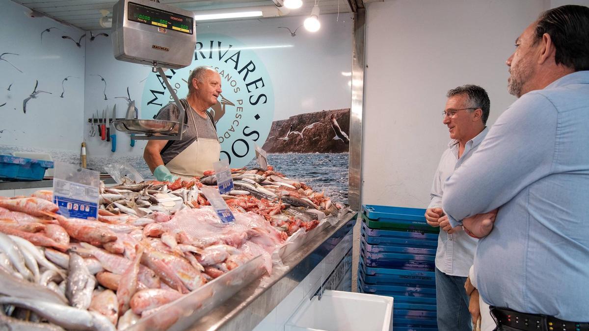 El conseller visita el Mercat Nou de Ibiza para conocer de primera mano el producto que se vende