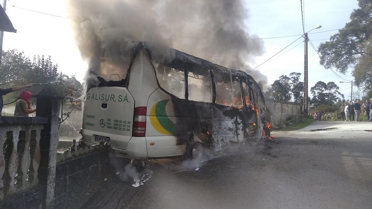 El autobús escolar resultó casi totalmente calcinado.