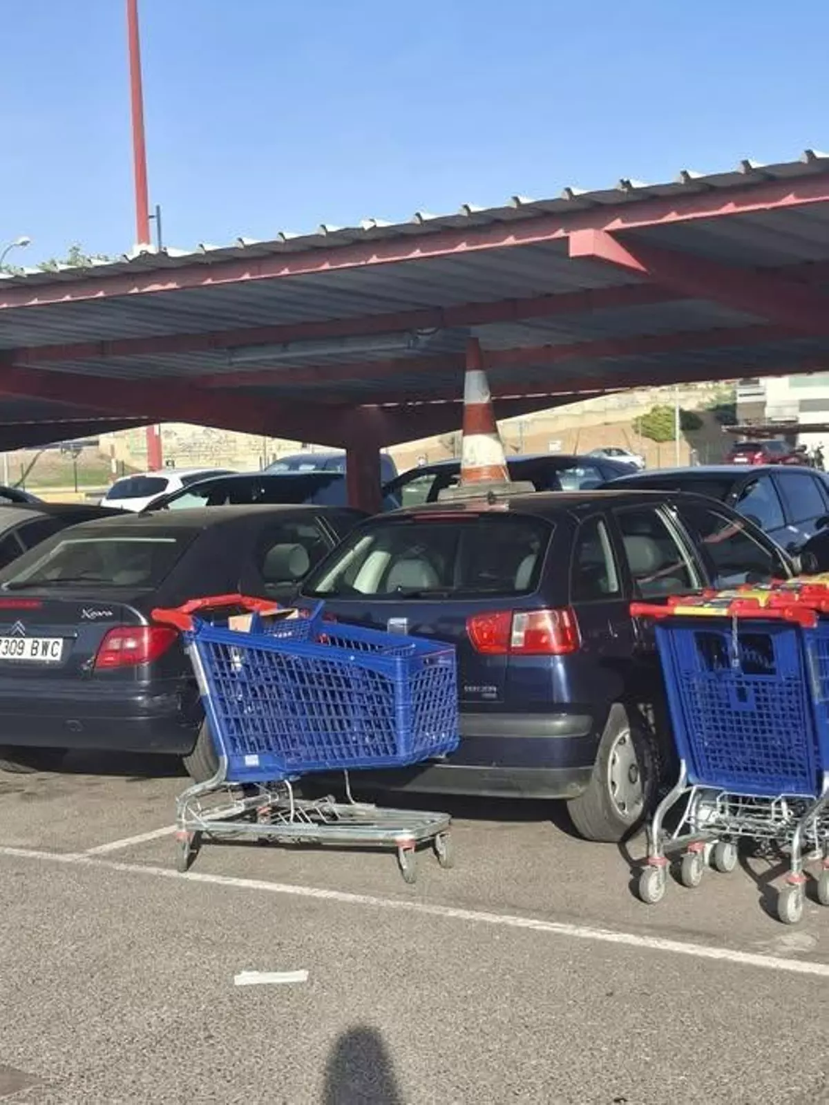 La "gracia" de moda en Zamora: coger carros de la compra y empotrarlos contra coches aparcados en los supermercados