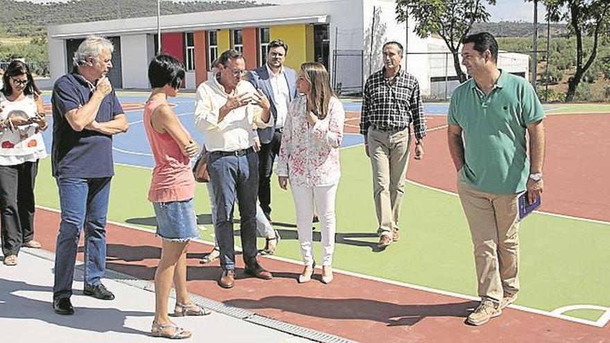 La delegada de educación y el alcalde de villafranca inauguran la nueva pista polideportiva del teresa comino