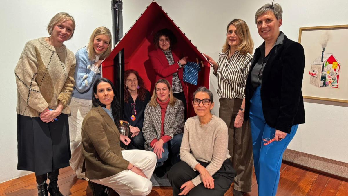 La alcaldesa de Santiago, Goretti Sanmartín, al centro de pie, junto a más protagonistas del acto.