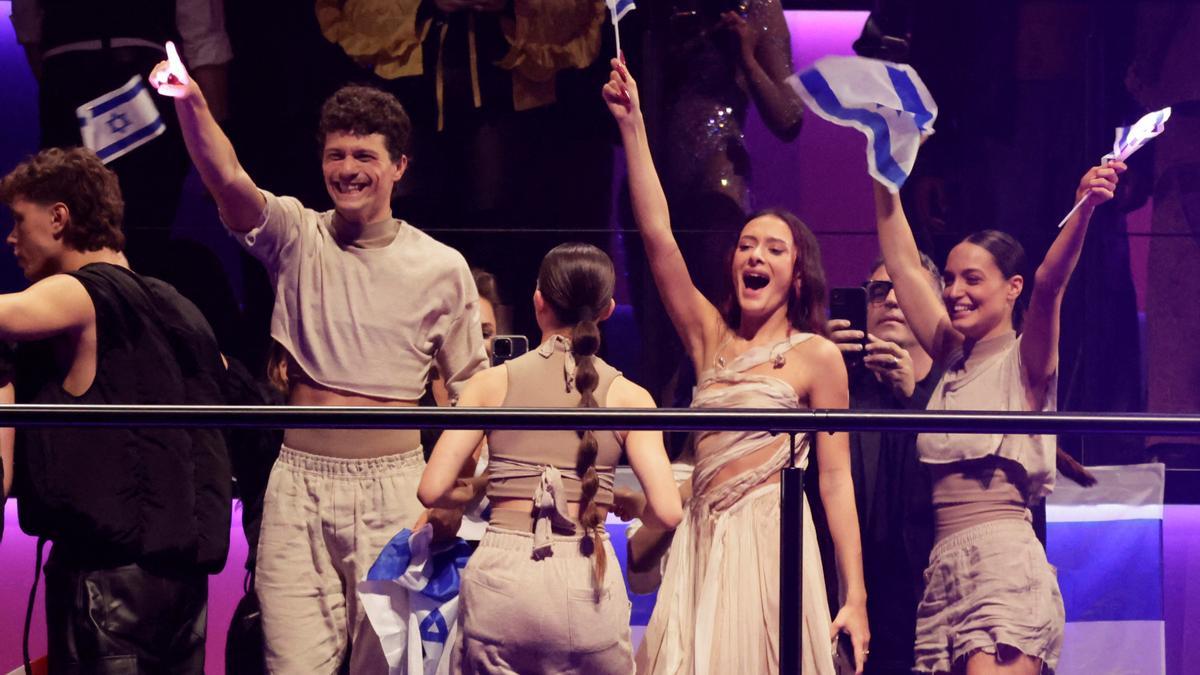 Eden Golan celebra el pase a la final de Eurovisión durante la segunda semifinal del Festival de la Canción, en Malmo, Suecia, el 9 de mayo de 2024.