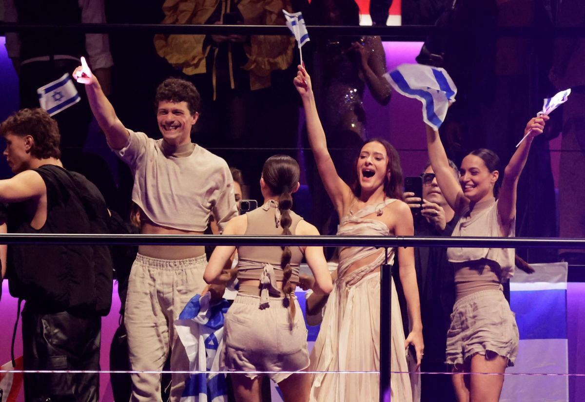Eden Golan celebra el pase a la final de Eurovisión durante la segunda semifinal del Festival de la Canción, en Malmo, Suecia, el 9 de mayo de 2024.