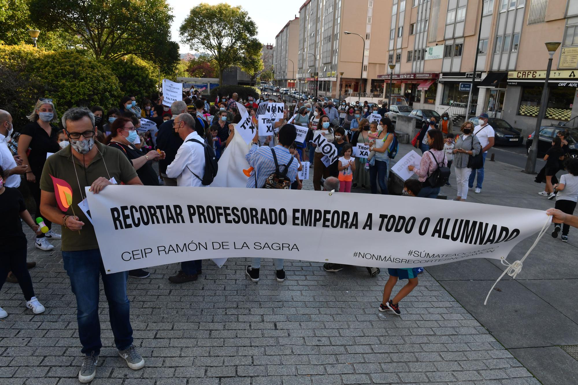 Familias del centro Ramón de la Sagra se concentran por la falta de un tutor de Primaria