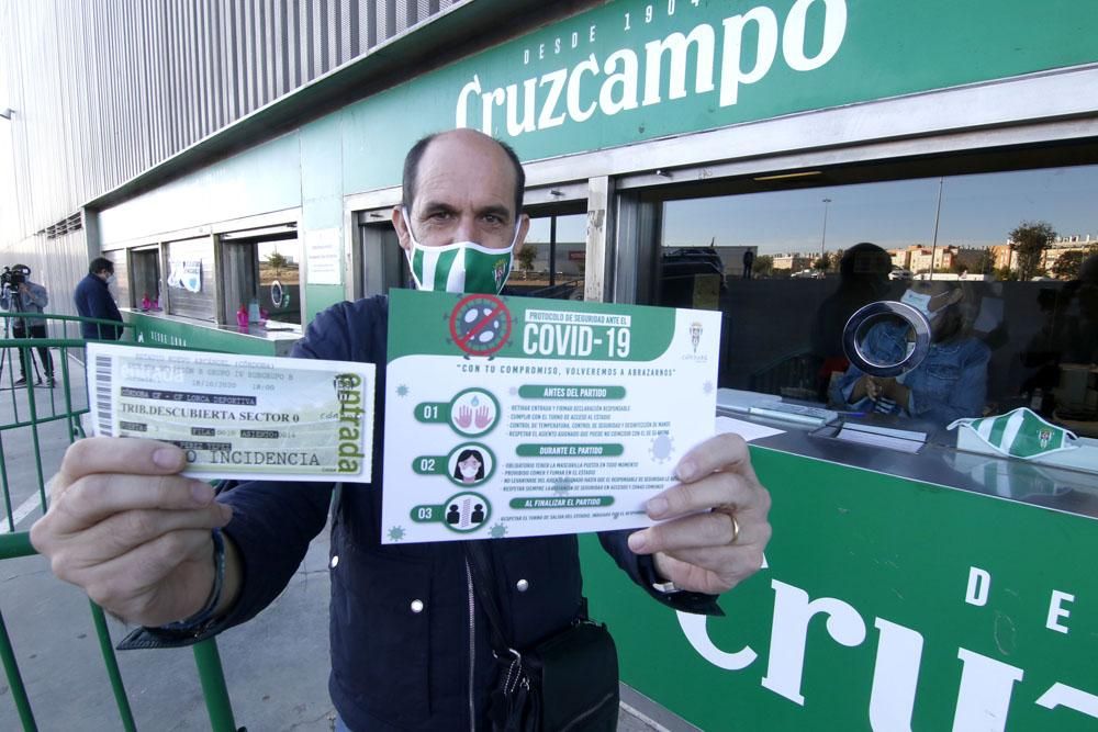 Largas colas en el Arcángel para recoger las primeras entradas de la era Covid